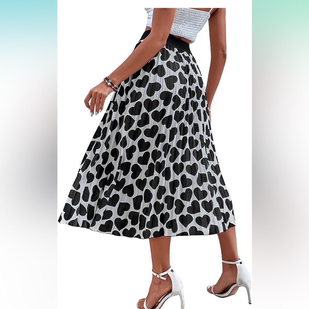 Black Heart Pleated Maxi Skirt NWOT Size Medium